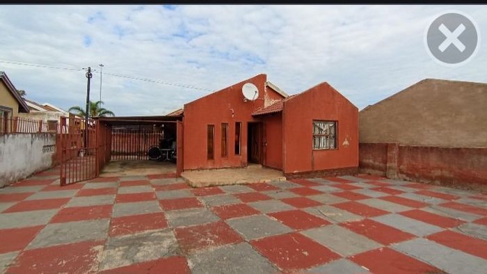 For Sale: House in Mabopane Central with carport, paved yard, near amenities.