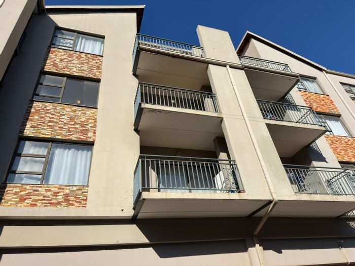 Lakefront Apartment in Florida Lake To Rent: 2 Bedrooms, 24-hour security, parking.