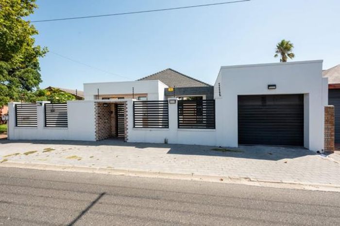 House For Sale in Lansdowne: 3 Bedrooms, Study, Double Garage, Near Amenities.
