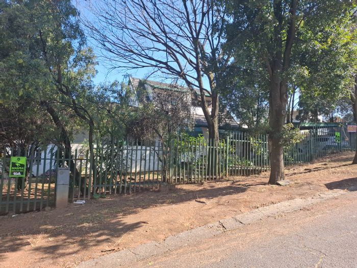 For Sale: House in Eastleigh Ridge with pool, flats, and solar panels.