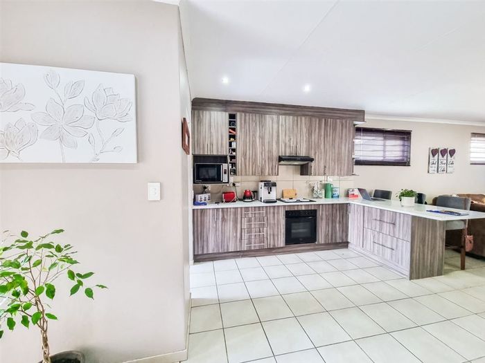 Pomona Townhouse For Sale: 2 beds, 2 baths, dual garages, spacious kitchen.