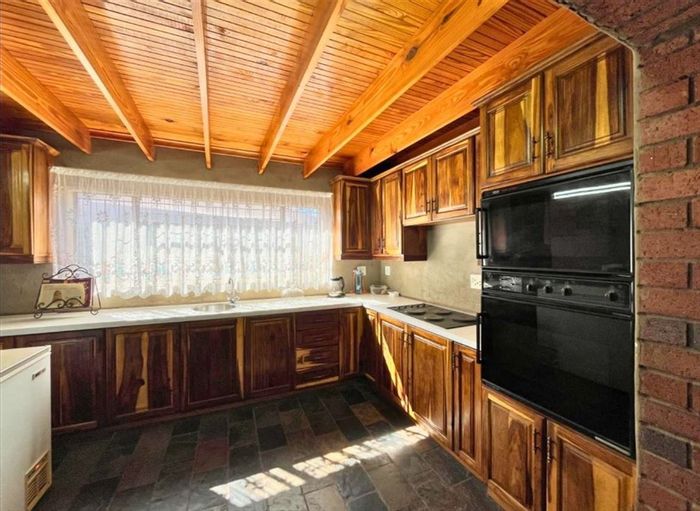 Spacious 6-bedroom house in Sunair Park with multiple living areas, 3 garages. For Sale.