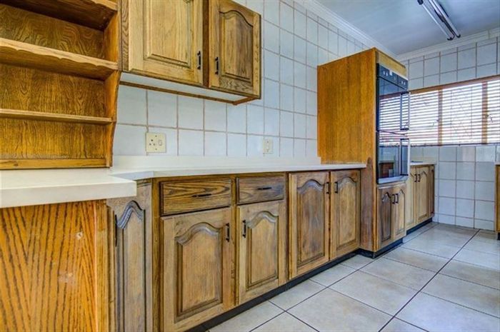 For Sale: Spacious 3-Bedroom Townhouse in Birchleigh North with Garages and Family Areas.