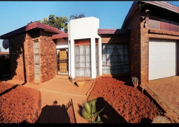 For Sale: 4-Bedroom House in Ga-Rankuwa with Pool, Garage, and Spacious Yard.