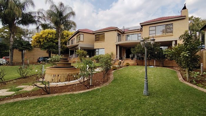 Eldo Glen House For Sale: Dual-living, office space, pool, and secure estate amenities.