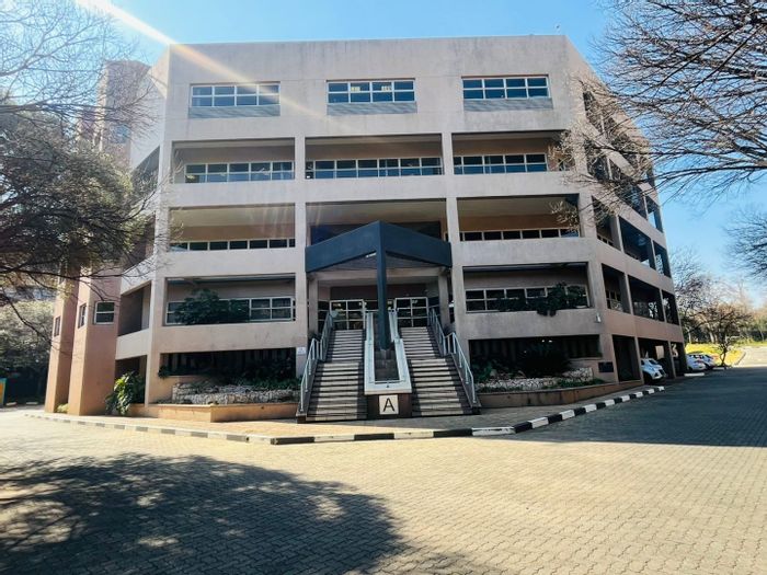 Commercial Office To Rent in Parktown: Flexible layout, private kitchen, and convenient location.