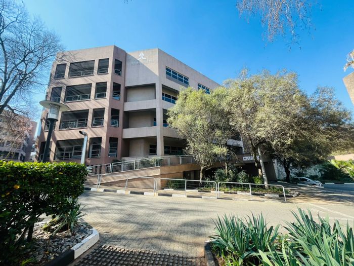 Parktown Commercial Office To Rent: Flexible layout, private kitchen, and convenient location.