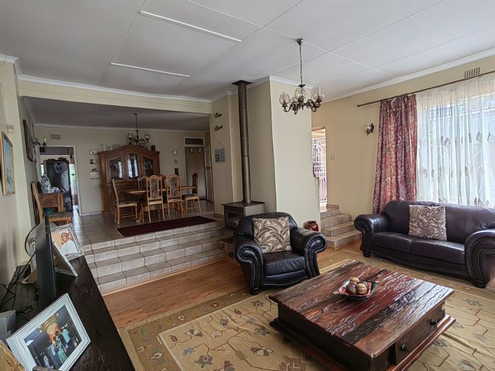 Sophiatown House For Sale: 5 bedrooms, pool, servant's quarters, ideal for students.