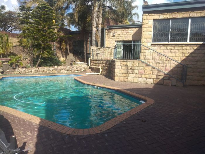 For Sale: Spacious Reyno Ridge house with 4 beds, pool, and ample parking.