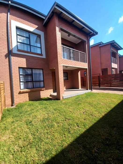 Townhouse To Rent in Brookehaven: 3 beds, security, amenities, and convenient access.