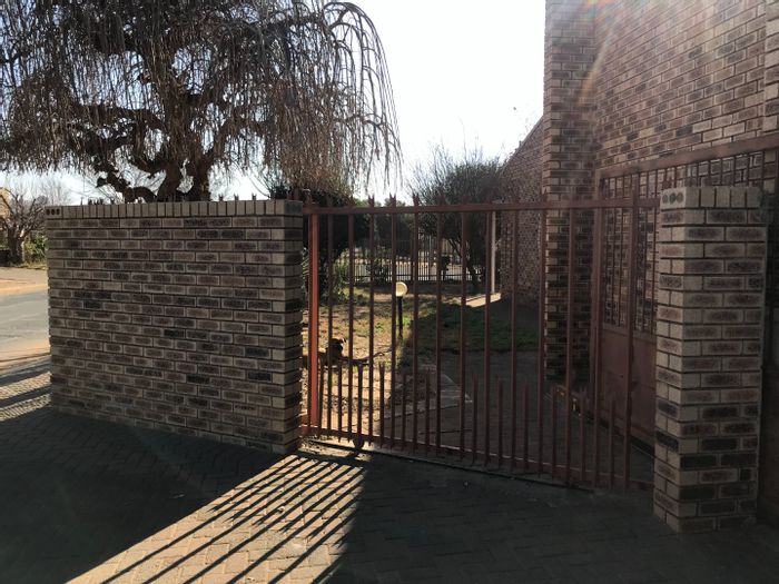 For Sale: House in Rykmanshoogte with 4 bedrooms, flatlet, and secure features.