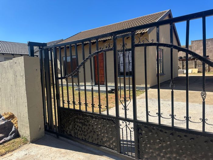 For Sale: House in Sebokeng Zone 17, 2 beds, open plan, large yard.
