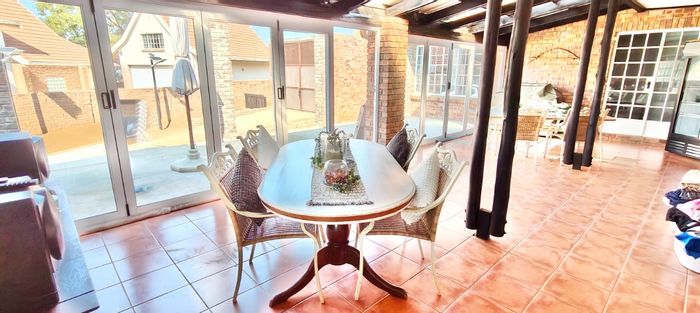Vaal Marina Central House For Sale: 3 Bedrooms, 2 Baths, Expansive Patio, 4 Garages.