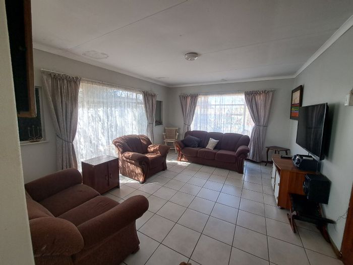 Uitsig House For Sale: 3 beds, flatlet, garage, near schools and shops.
