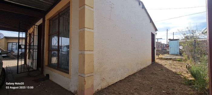 Rocklands House For Sale: 2 Bedrooms, large garden, double carport, secure parking.