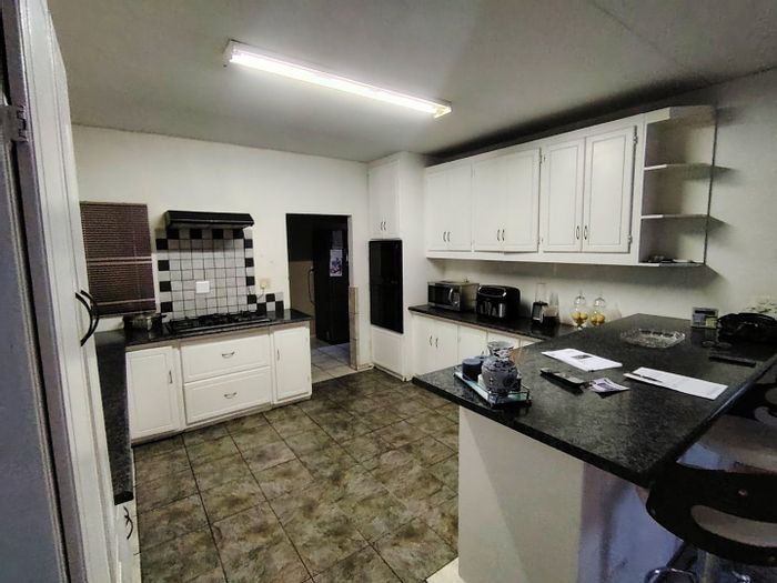 For Sale: Spacious Baysvalley House with Bachelor Flat, Double Garage, and Garden.