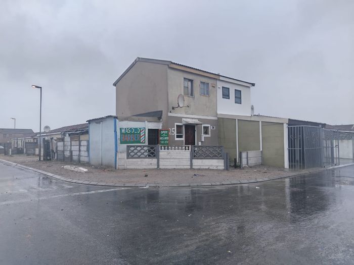 Two-bedroom house with spacious yard for sale in Pelican Park.