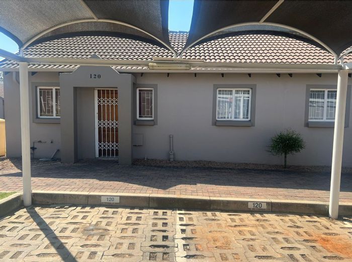 Aloe Ridge Estate Townhouse For Sale: 2 beds, pool, clubhouse, 24-hour security.