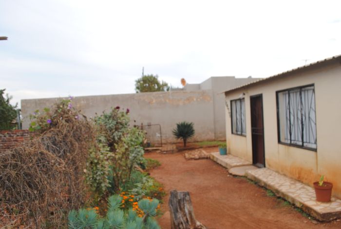 For Sale: 2-Bedroom House in Orange Farm with spacious yard and transport access.