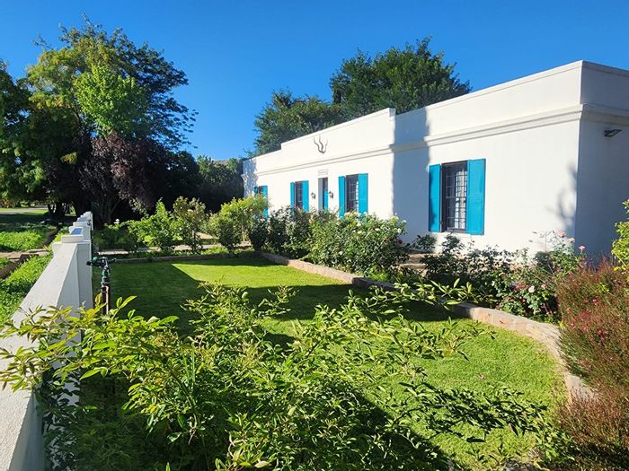 Nieu Bethesda House For Sale: 4 en-suite bedrooms, pool, courtyard, and guest house potential.