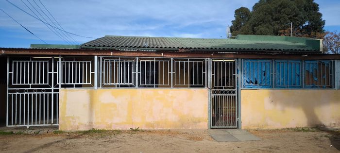 For Sale: 4-bedroom house in Bonteheuwel with garage and open-plan kitchen.