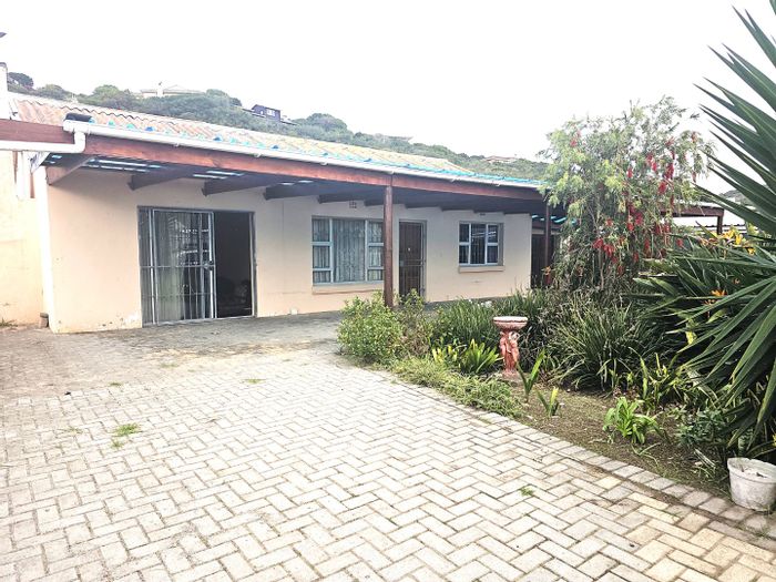 Heritage house in Groot Brakrivier Central for sale, 3 beds, patio, garage.