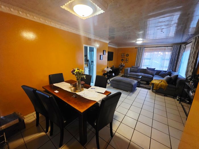 3-Bedroom House For Sale in Randlespark with Ample Parking and Security Features.