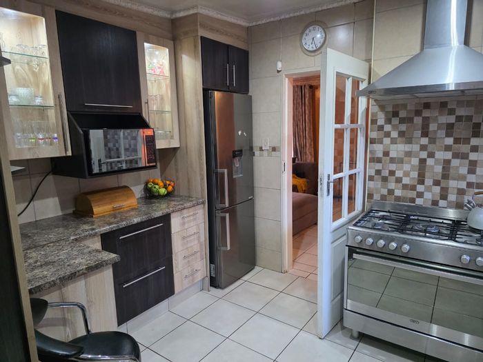 3-Bedroom House For Sale in Randlespark with Ample Parking and Security Features.