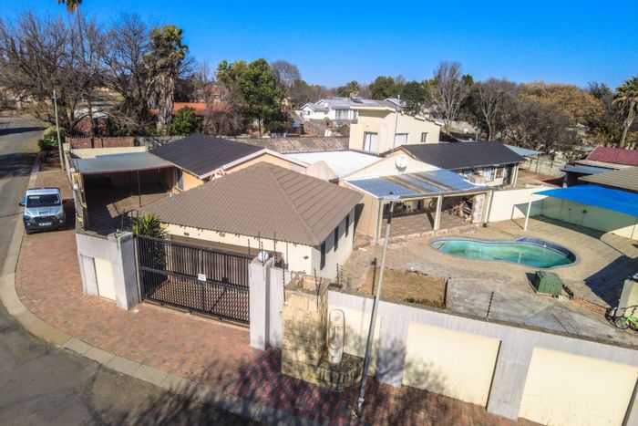 For Sale: Commercial Property in Songloed with 5 Flats, Rental Income Potential.