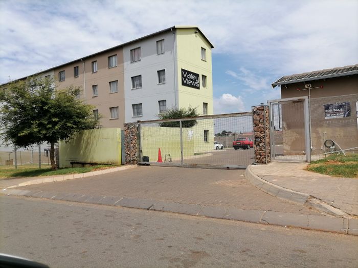 Fleurhof Townhouse For Sale: 2-bed unit, secure complex, convenient amenities.