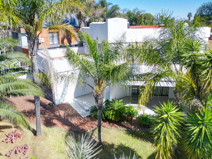 For Sale: House in Crown North with 4 beds, cottage, and spacious gardens.