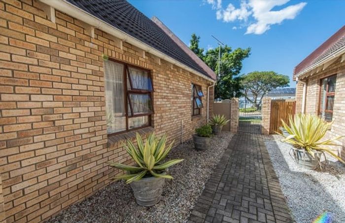 For Sale: 3-Bedroom Townhouse in Springfield with Private Garden and Parking.