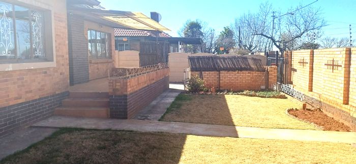 For Sale: Spacious Sunnyridge house with cottage, garages, and rental potential.