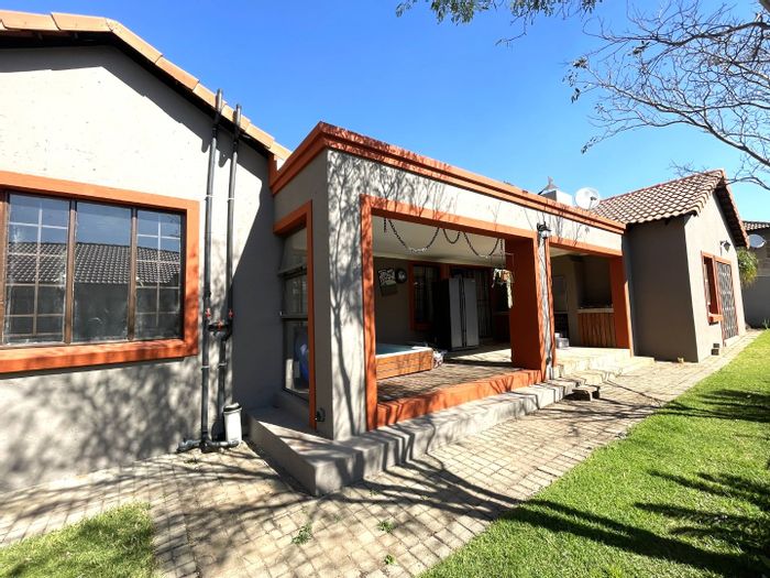 3-Bedroom House To Rent in Thatchview with patio, jacuzzi, and inverter energy.