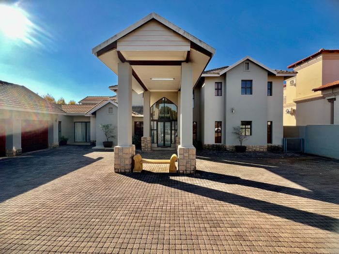 House To Rent in Silver Lakes Golf Estate: 4 beds, pool, study, staff quarters.