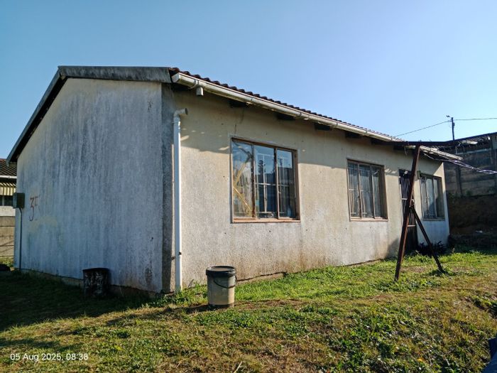 Copesville House For Sale: 3 Bedrooms, garden, kitchen, living room, private viewing available.