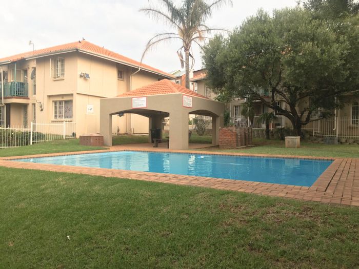 Vorna Valley Apartment For Sale: 2 Bedrooms, secure complex, near Mall of Africa.