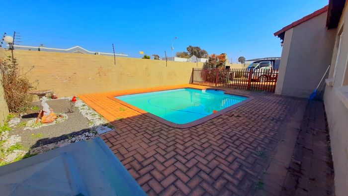 For Sale: House in Eike Park with pool, garage, and electric security features.