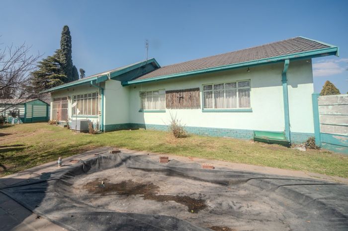 Kriel Central House For Sale: 3 bedrooms, flatlet, pool, spacious garden.