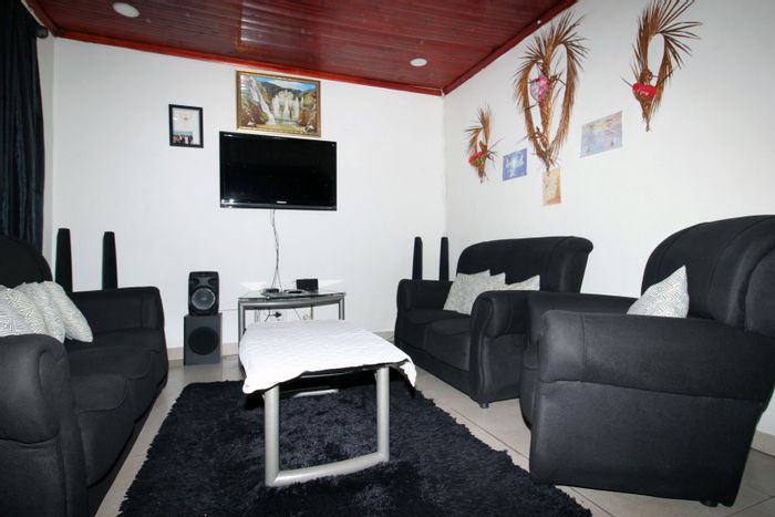 House for Sale in Silvertown: 3 Bedrooms, spacious kitchen, secure parking, yard.