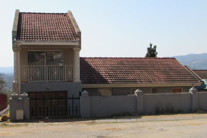 Kamagugu House For Sale: 4 bedrooms, 2 bathrooms, open plan living, garage.
