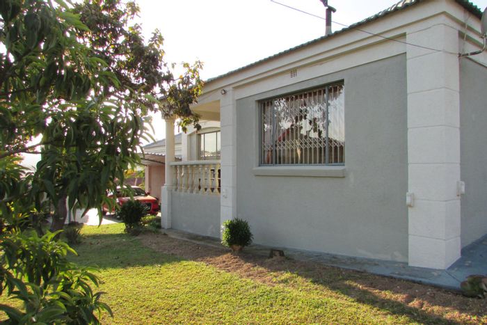 For Sale: House in Stonehenge Ext 1 with 3 beds, 2 baths, double garages.