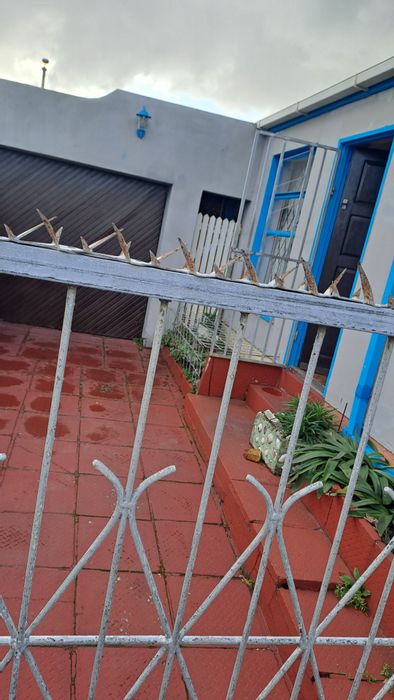 3-bedroom house in Portlands for sale, secure yard, close to schools and transport.