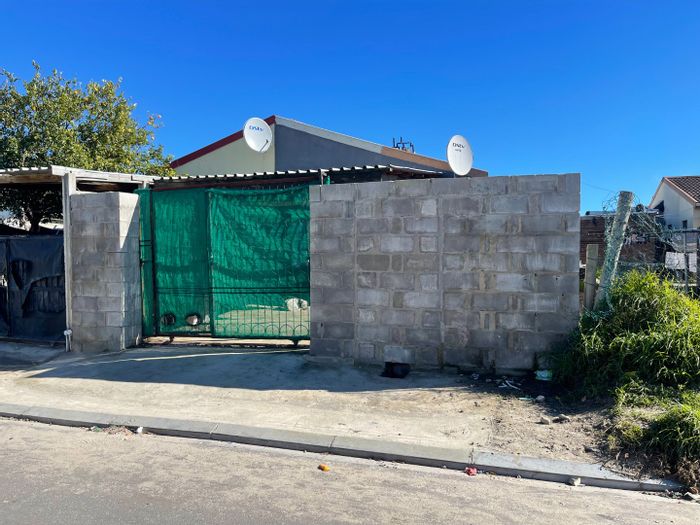 For Sale: 2-bedroom house in Sherwood with open plan living and parking.