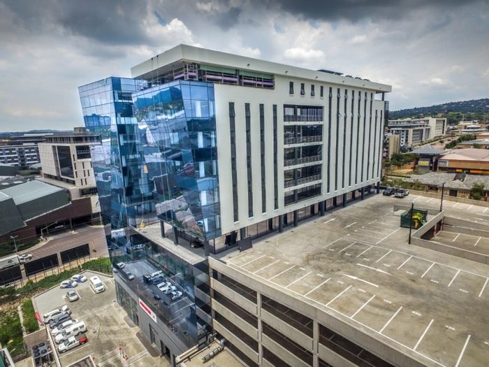 P-Grade commercial office in Menlyn with views, amenities, and customizable design. To Rent.