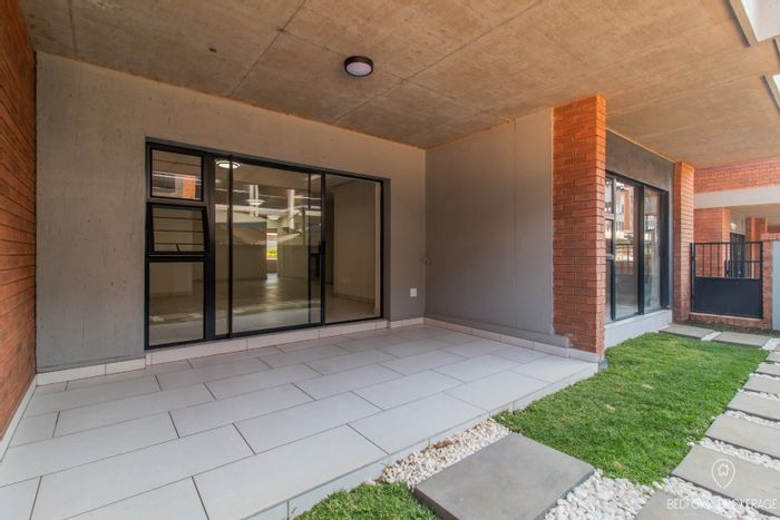 Kensington Apartment To Rent: 3 Bedrooms, Pool, Gym, Private Garden, Prepaid Utilities.