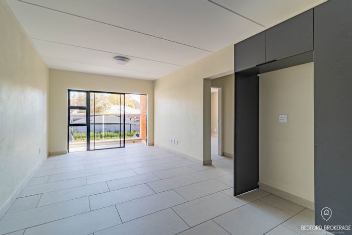 Kensington Apartment To Rent: 2 beds, gym, pool, balcony, parking included.