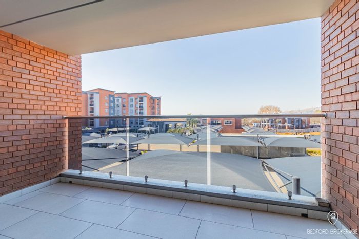 Kensington Apartment To Rent: 2 beds, pool, gym, balcony, parking included.