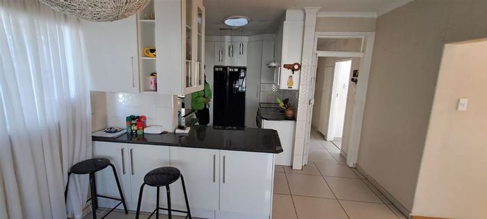 Ravenswood House For Sale: 3 Bedrooms, Pool, Multiple Living Areas, Study, Secure Parking.