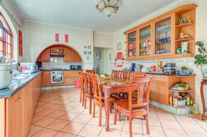 Blue Gill Estate For Sale: Spacious 4-bed house with pool and 6-car garage.